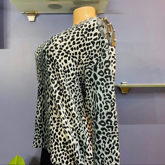 Leopard Print Stud Shoulder Open Back Sweater - Picture 7 of 8